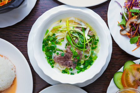 面条 食物 肉汤 蔬菜 午餐 中国人 桌子 草本植物 香料