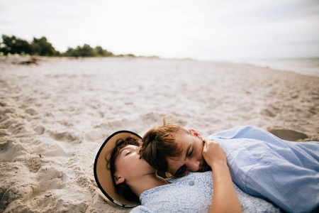 温暖的 蜜月 海洋 微笑 约会 夫妇 放松 男朋友 幸福