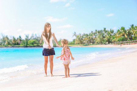 美丽的母女在加勒比海海滩享受暑假。