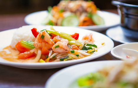 生菜 沙拉 对虾 桌子 鳄梨 午餐 特写镜头 盘子 素食主义者