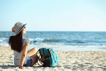女孩 旅行 海滩 假日 帽子 冥想 背包 波浪 自由 享受