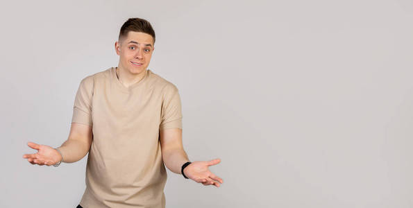 年轻人微笑着摊开双手不知道该怎么回答.照片