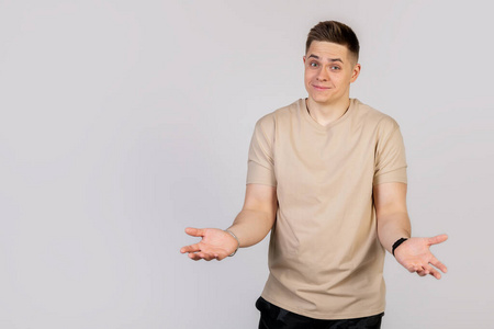 年轻人微笑着摊开双手不知道该怎么回答.照片