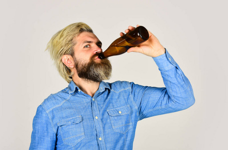 玩得开心.酗酒问题.醉汉.酒鬼.提神的酒精饮料.酗酒成瘾者.