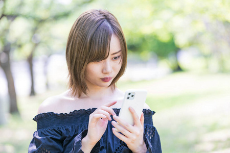 智能手机 日本人 微笑 电话 检查 操作 电子邮件 女孩