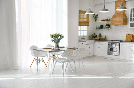厨房 窗口 椅子 时尚 住宅 公寓 家具 地板 美丽的 桌子