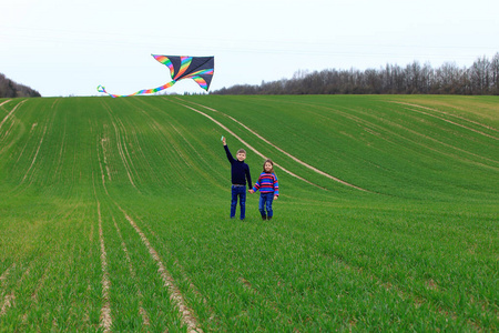 春天的假期里春天孩子们在田野里放风筝照片