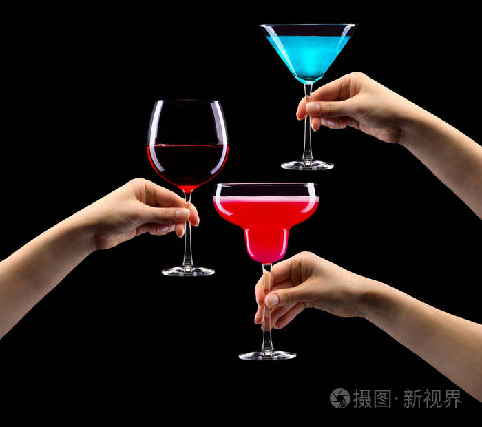 在黑色背景上单独拿着鸡尾酒的手