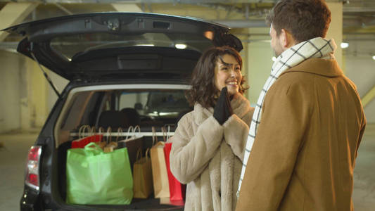 男人给他的妻子一个惊喜。购物和停车