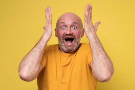 令人愉快的男人起大拇哥图片