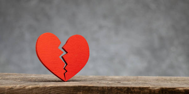 心碎,感情破裂.灰色背景.照片