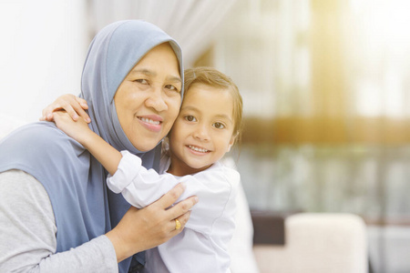 拥抱 团结 微笑 亲密 奶奶 小孩 孙女 头巾 在室内 马来西亚