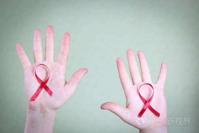 女孩手掌上的红色艾滋病宣传丝带复制空间医疗保健和医学概念健康符号
