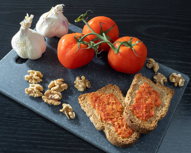 传统 面包 干杯 番茄 蔬菜 生活 营养 洋葱 开胃菜 小吃