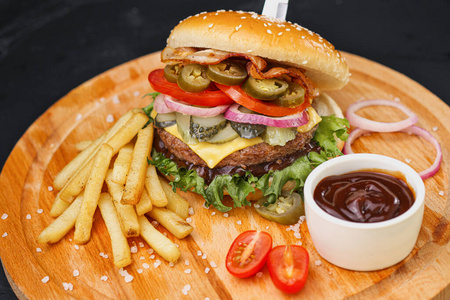 汉堡套餐大快餐套餐.多汁的汉堡包,炸薯条,鸡腿和沙司.