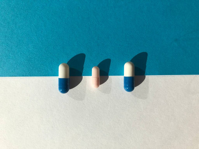 蓝药蓝色背景上的蓝白药丸.摄影图