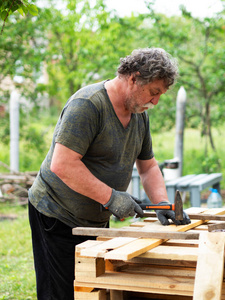 复制空间 主人 持有 建设 铁锤 修理工 男人 木工 花园