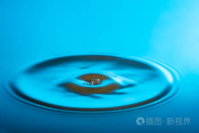 一滴水掉进水里撞到水里表面选择性的集中