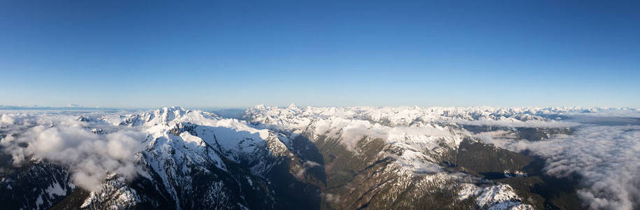 加拿大偏远山区景观鸟瞰图图片