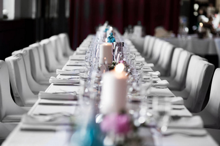 长餐桌白桌布烛光婚礼图片