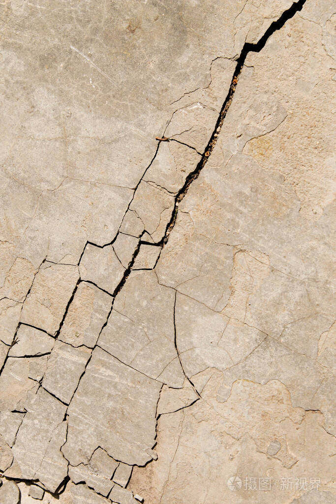 开裂的混凝土结构.石头表面的断层和裂缝.