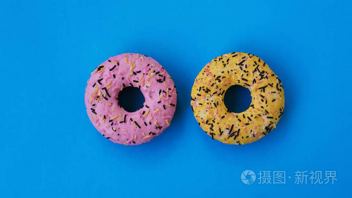 两个时尚的圆形甜甜圈丰富多彩的极简主义理念