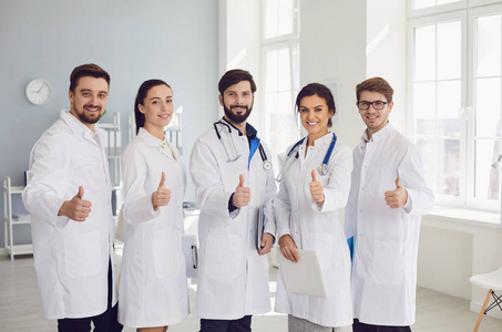 医生拿听诊器图片