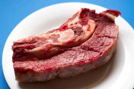 牛排 桌子 生的 肉片 特写镜头 烧烤 晚餐 蛋白质 牛腰肉