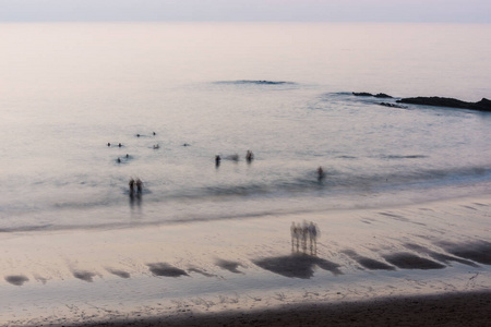 日落时分，人们在祖马亚海滩上进行最后一次游泳