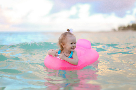 小女孩在海边的充气气垫上放松图片