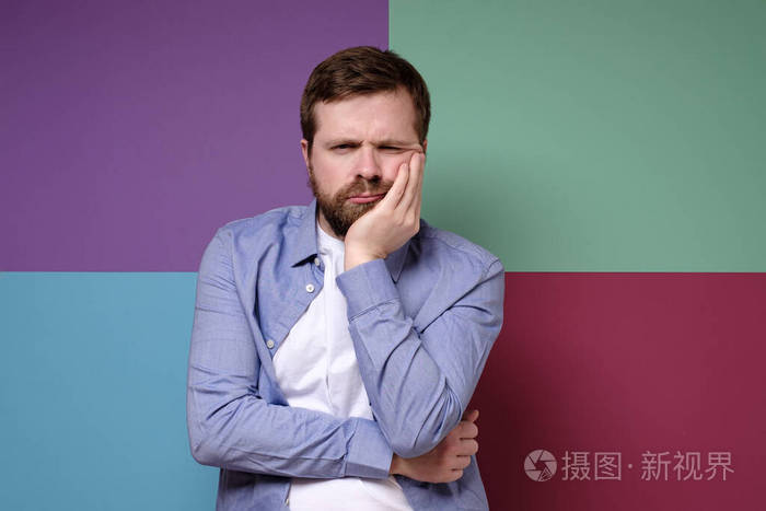 沮丧悲伤的白种人把手掌放在头下看起来很忧郁