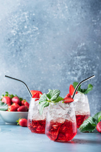 糖浆 草莓 水果 夏天 寒冷的 饮料 伏特加 开胃酒 庆祝