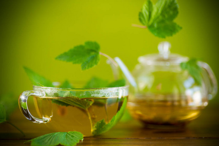 夏季清爽的有机茶从葡萄干叶在玻璃茶壶