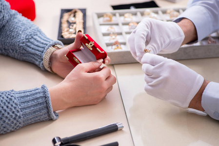 珠宝顾客男珠宝商和女顾客在店里照片