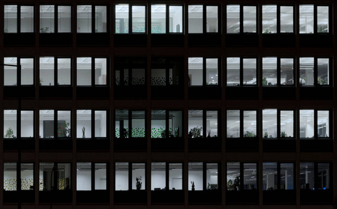 斯洛伐克，夜间用灯打开办公室窗户