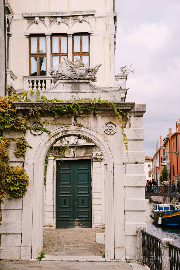 美丽的石头拱形入口绿色的门和古典的威尼斯窗户意大利威尼斯街头建筑