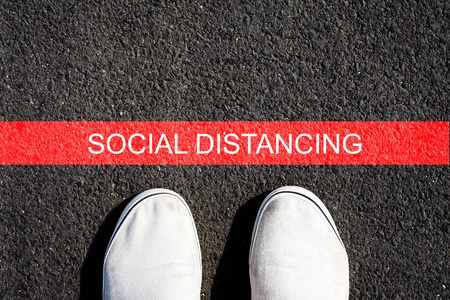 社会距离。有红线的沥青运动鞋。