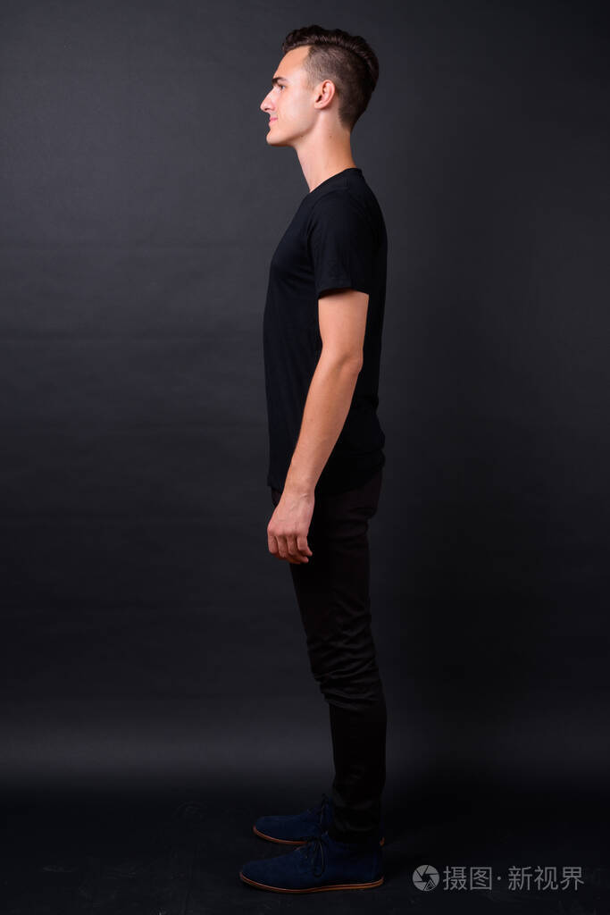 年轻帅哥全身拍摄侧面图