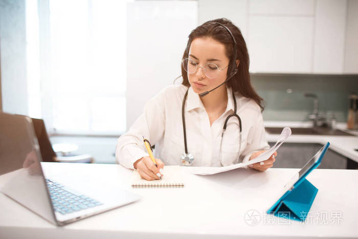 远程医疗因为cowid19冠状病毒大流行一名女医生在家工作她在网上咨询