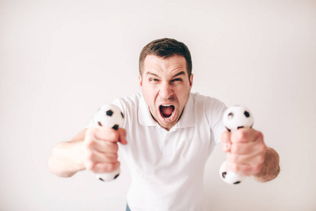 大声尖叫的家伙年轻人被隔离在白色背景下.