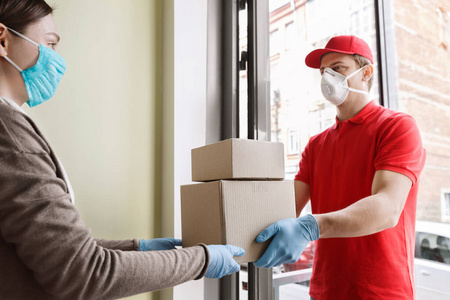 非接触式送货上门.快递员把箱子传给客户照片