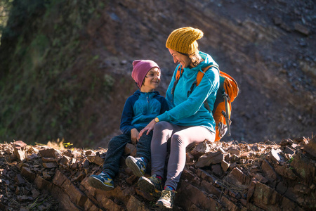 旅行者 儿子 旅游业 冒险 妈妈 背包 在一起 女人 女孩