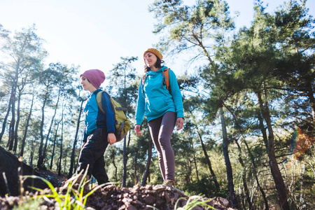 儿童 徒步旅行者 木材 徒步旅行 森林 步行 童年 自然