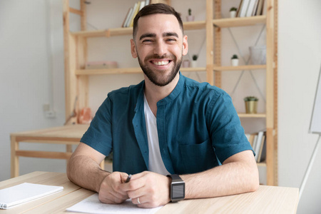 特写快乐胡须男hr给人留下好的第一印象.照片