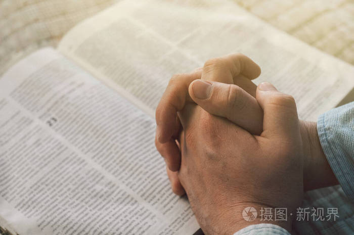 读圣经祈祷双手合十祈祷信仰的概念