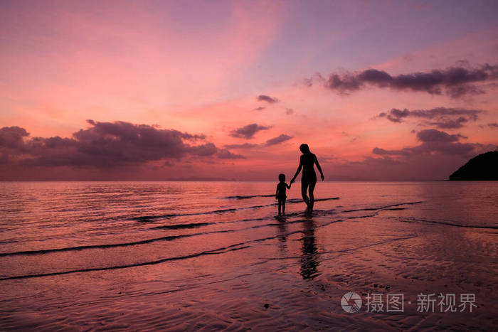 宝宝在海边(宝宝在海边晒红了怎么办)