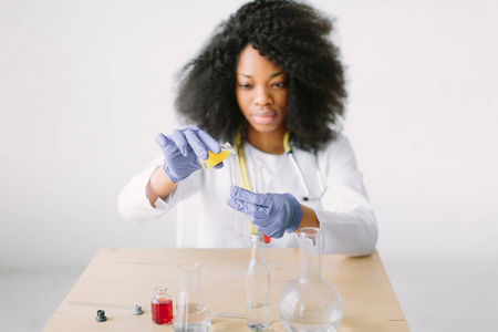 科学化学生物医学和人的概念女科学家拿着血样在临床实验室进行dna分子结构测试或研究的特写镜头