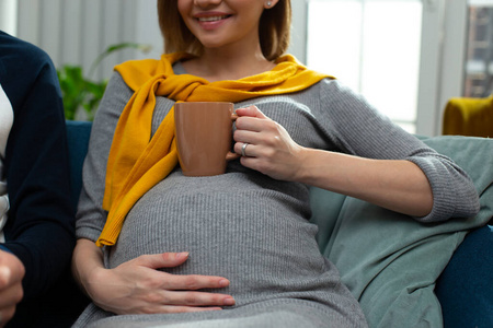 快乐怀孕小姐肚子上的一杯茶