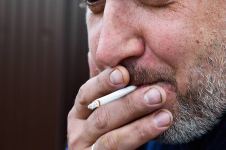烟味难闻.男人抽烟照片