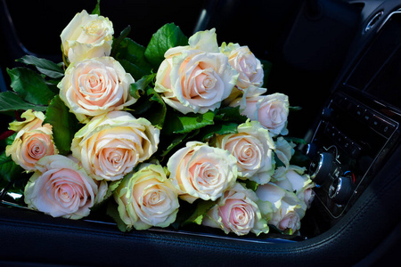 汽车座椅上有一束精致的玫瑰花.送花服务.照片